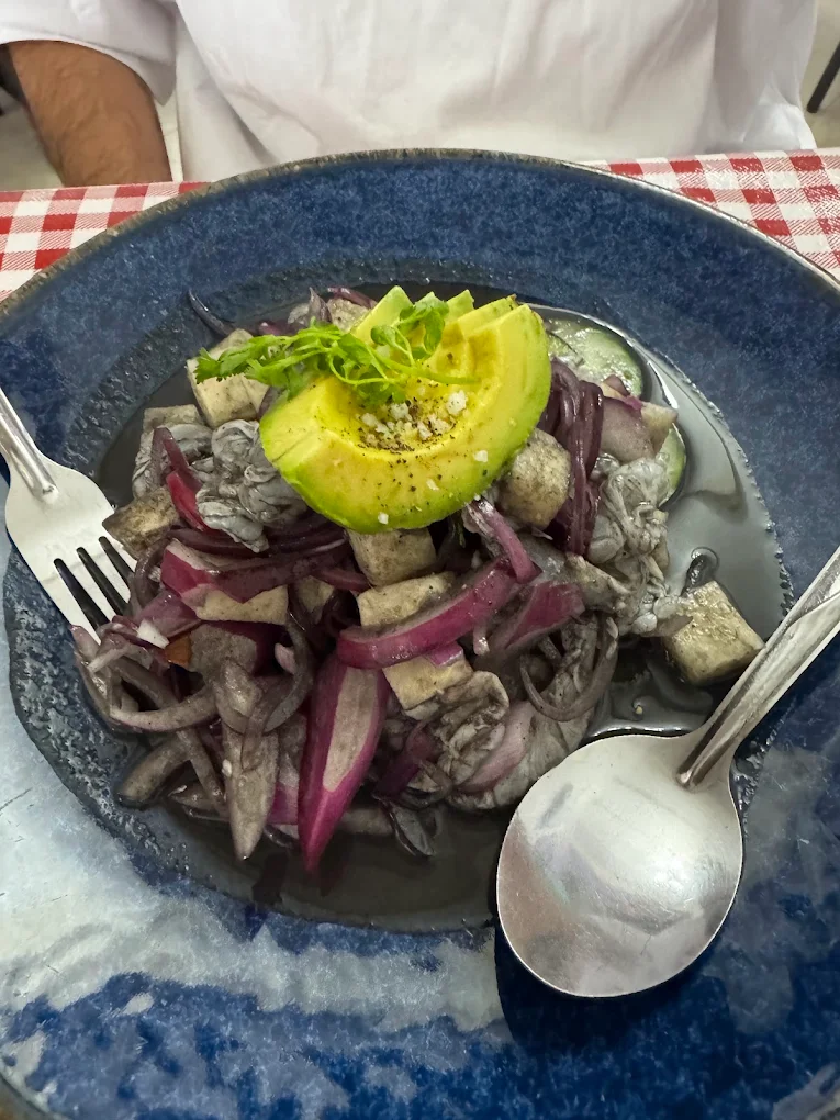 Ceviche de Mar de Fuego servido en un plato azul con aguacate