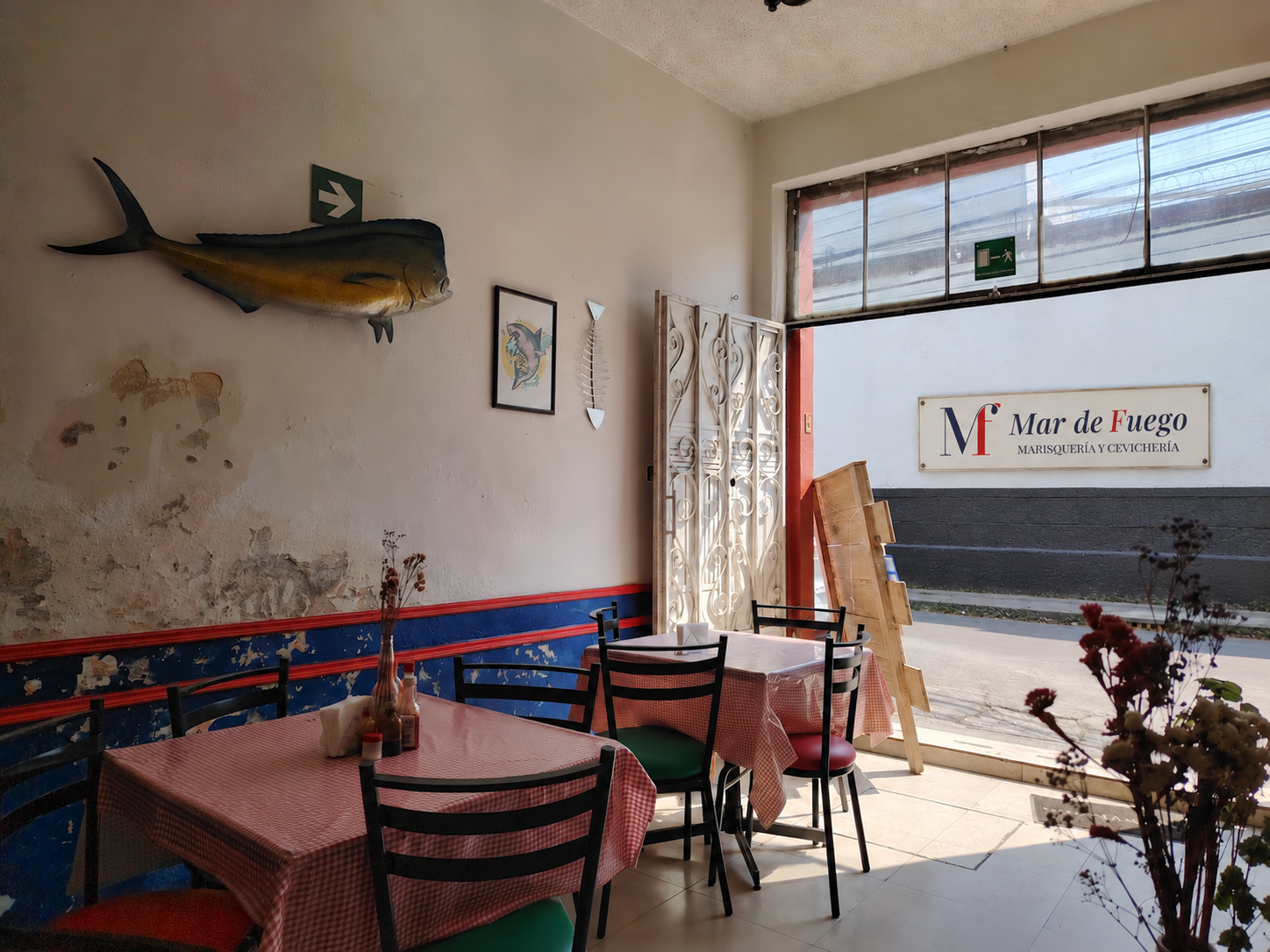 Comedor de Mar de Fuego con el letrero de la marisquería visible en la calle
